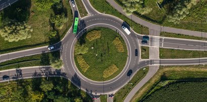 Wielu kierowców robi to na rondzie. Ty też? To błąd!