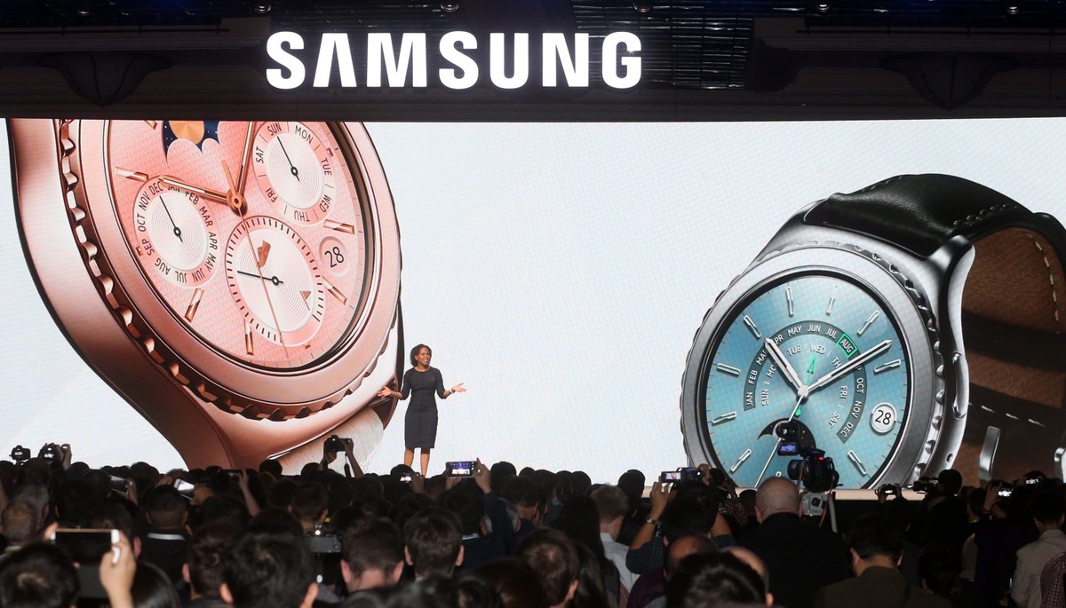 Firma Samsung podczas targów CES 2016 poinformowała o wprowadzeniu do oferty rynkowej dwie nowe, eleganckie edycje smartwatcha Gear S2 Classic - w kopertach 18 K Rose Gold i Platinum. Nowy Gear S2 Classic będzie obsługiwał technologię NFC z możliwością dostępu do platformy Samsung Pay, która będzie dostępna dla użytkowników Gear S2 na początku tego roku, najpierw w Stanach Zjednoczonych. FOT: Samsung Gear S2 Classic, EPA/YONHAP SOUTH KOREA OUT Dostawca: PAP/EPA.