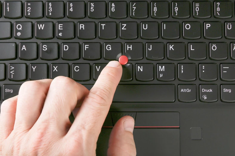 Wskaźnikiem myszy można sterować za pomocą gładzika albo track pointa umieszczonego w środku klawiatury