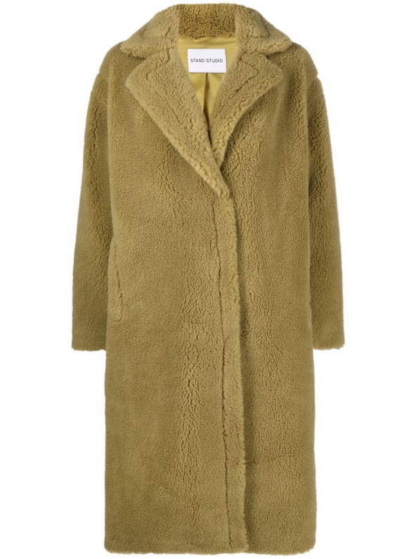 Les deux amies Vivian Hoorn (29 ans) et Kae Sutherland (27 ans) profitent de moments douillets dans leurs manteaux teddy. 