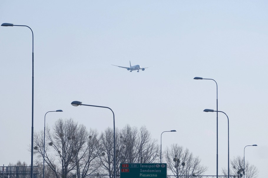 Mimo że PLL LOT zawiesił czasowo regularne przeloty ze względu na koronawirusa, firmy z USA znalazły inne możliwości na wysyłki paczek do Polski 