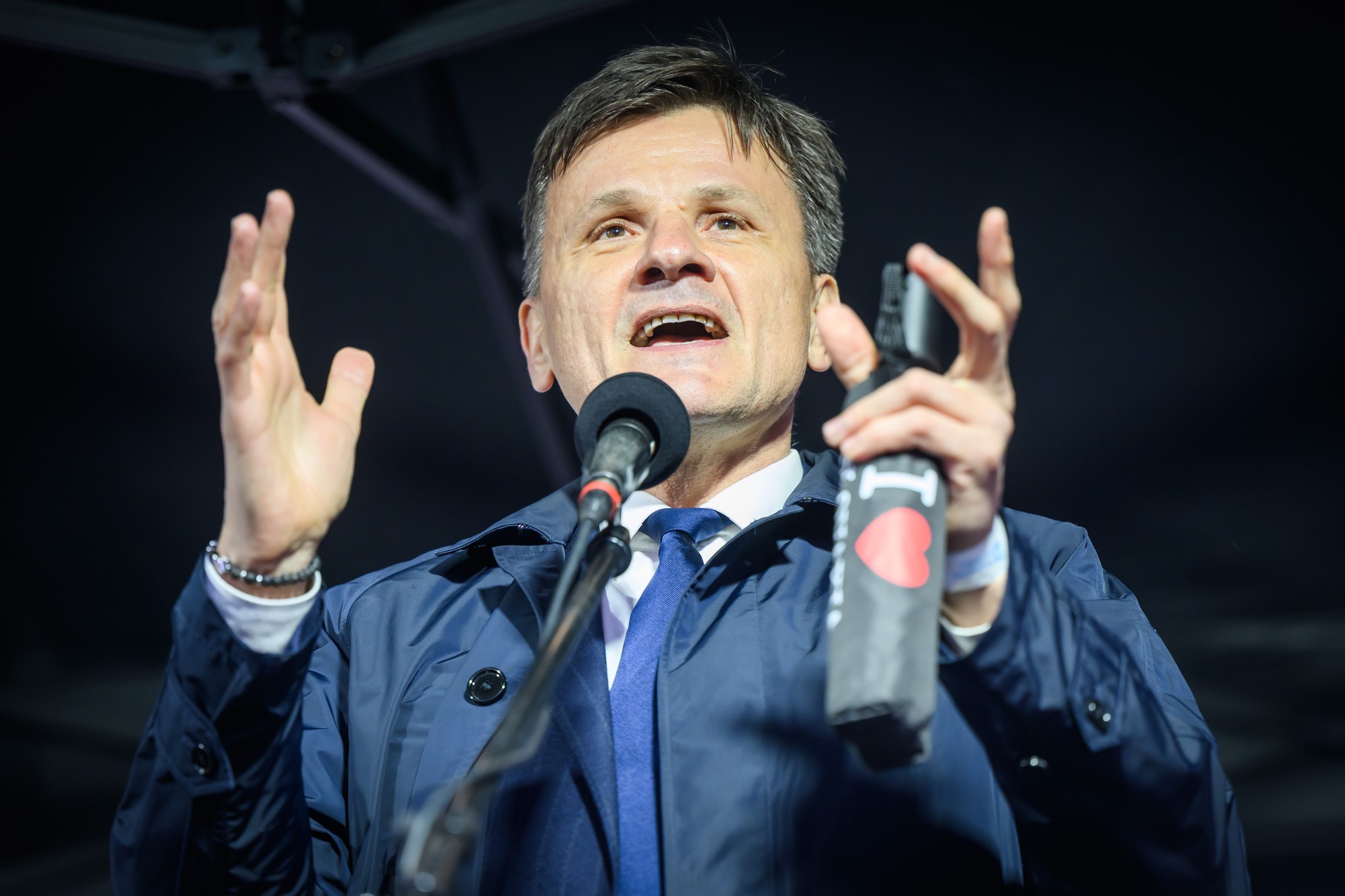 Podpredseda strany Demokrati Juraj Šeliga počas protestu hnutia Progresívne Slovensko pred budovou NRSR v Bratislave.