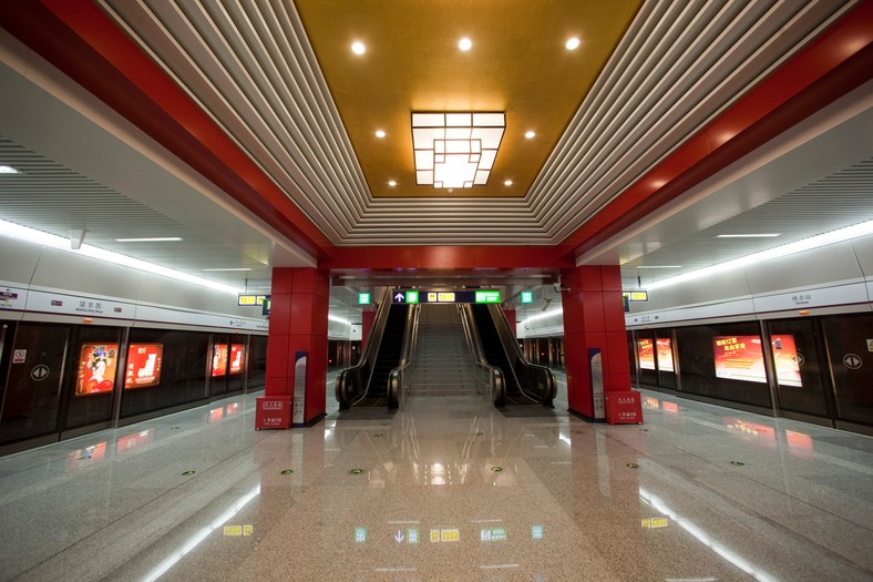 Chińskie metro: stacja metra Wangjing West w Pekinie