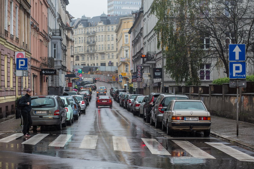 Zabiorą miejsca parkingowe na ul. Długiej