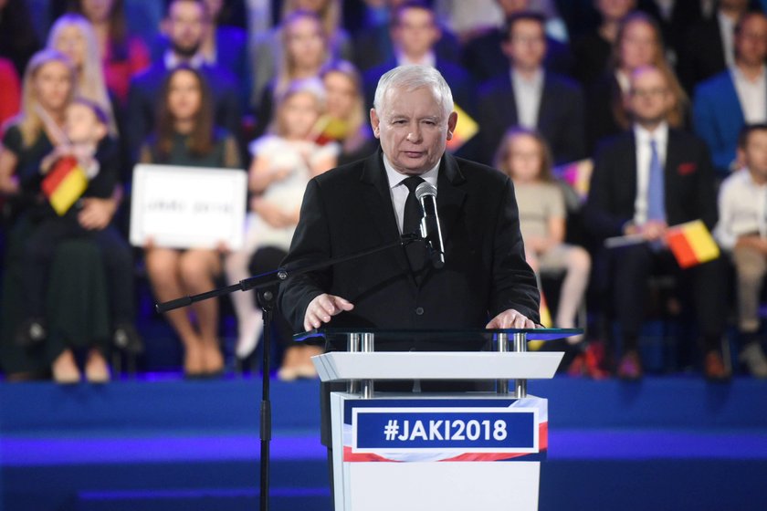 Jarosław Kaczyński słucha rapu na konwencji Patryka Jakiego