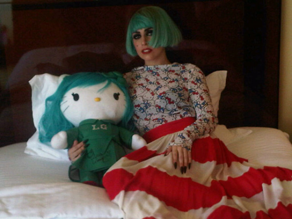 Lady Gaga w hotelu w Tokio (fot. Twitter)