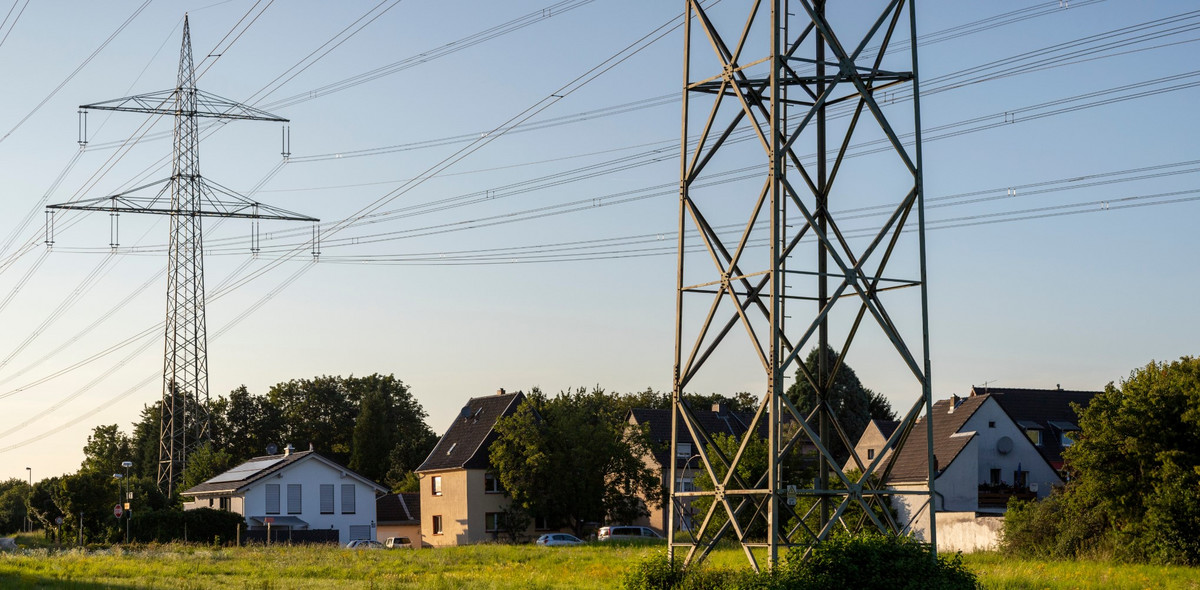 Słup energetyczny na działce. Co musisz wiedzieć przed zakupem