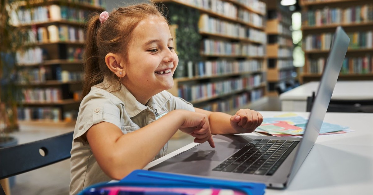 Laptopy dla uczniów. Firma podważa obowiązek certyfikatów w przetargu. Sprawą zajmie się sąd