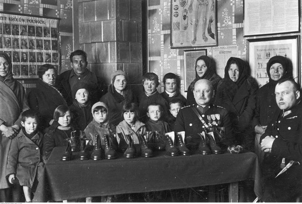 Policja Państwowa w Stanisławowie rozdaje buty najuboższym mieszkańcom, marzec 1937 r.