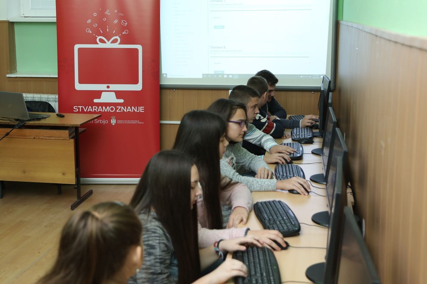 Učenici OŠ "Sava Munćan" u novom kabinetu informatike 