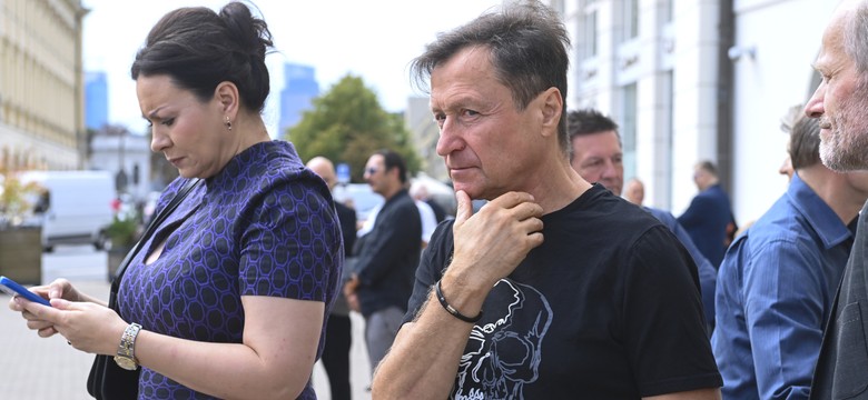 Jacek Kawalec w ogniu krytyki. Taką koszulkę założył na pogrzeb kolegi [FOTO]