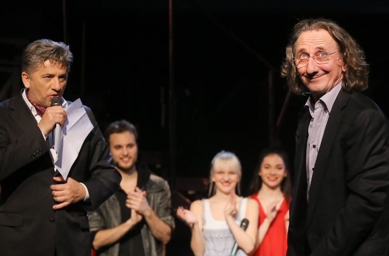 Scenarzysta, choreograf i reżyser – Janusz Józefowicz i autor muzyki Janusz Stokłosa na scenie po jubileuszowym spektaklu