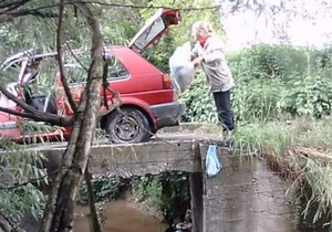 Žena baca životinjski otpad u reku