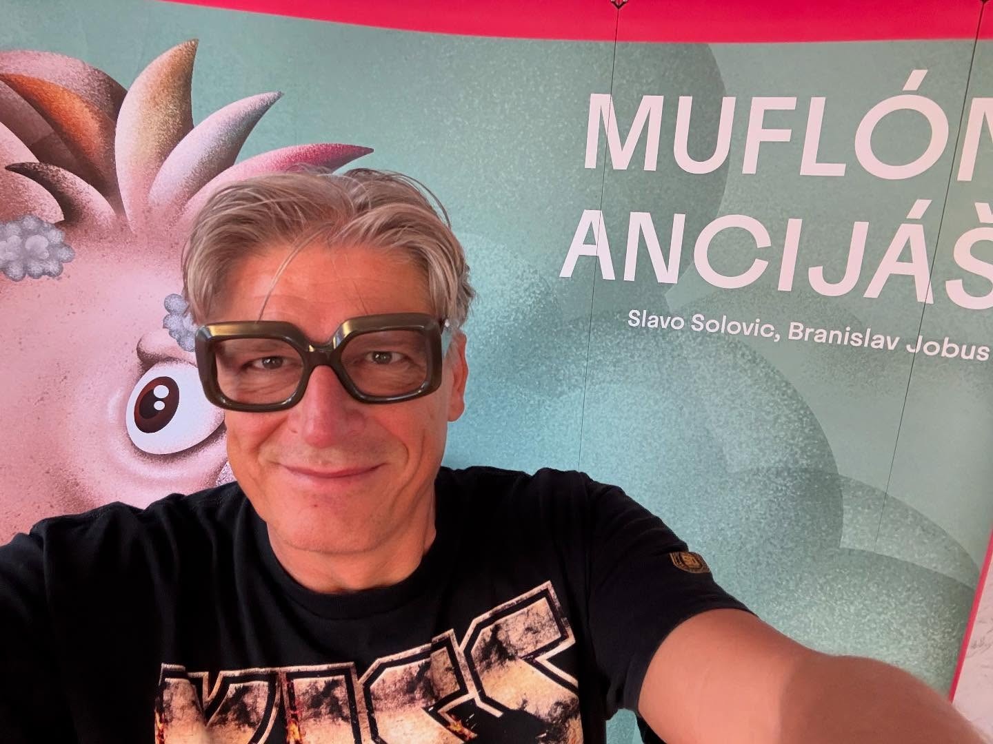 Spevák, hudobník, spisovateľ a zakladateľ hudobného festivalu Vrbovské vetry Braňo Jobus.