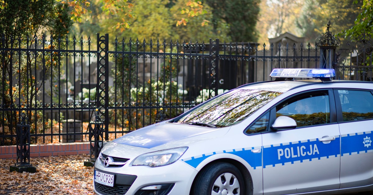 Czego nie wolno robić na cmentarzu w 2025 roku. Mandaty do 5000 zł i nowe zasady porządku