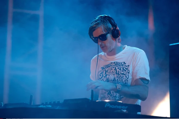 UMRO POZNATI MUZIČAR  Autor hita koji obožavaju generacije preminuo u 50. godini 