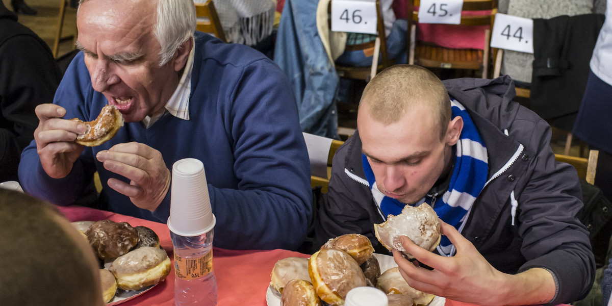 Mistrzostwa pączkożerców. 10 sztuk w nieco ponad 6 minut!