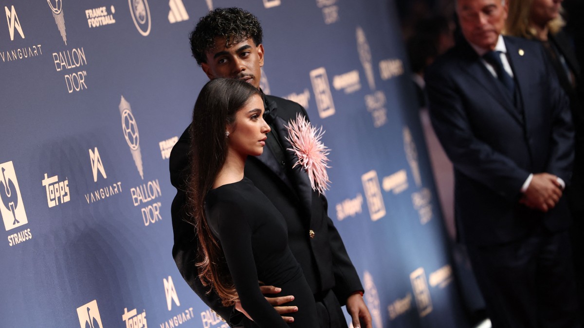 Partenerele fotbaliștilor, apariții elegante la Balonul de Aur 2026. Iubita lui Lamine Yamal a atras atenția, iar Harry Kane i-a mulțumit soției pe scenă