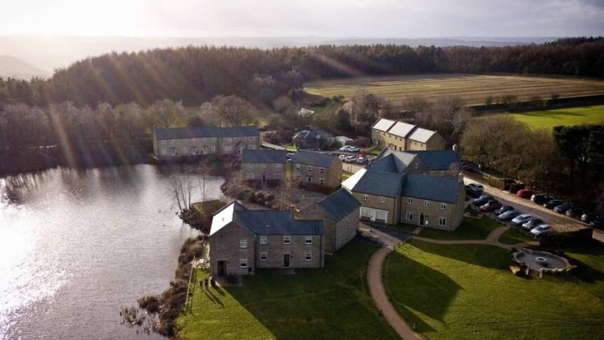 Un sat întreg, cu 17 case și un lac privat, se vinde cu 7,5 milioane de lire în Anglia. Ce mai poate construi cumpărătorul