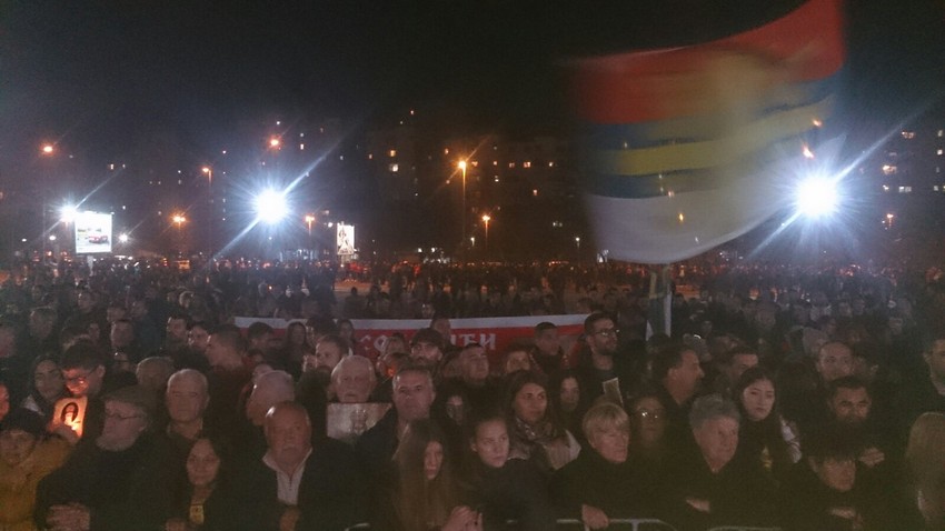 Građani ispred Hrama u Podgorici