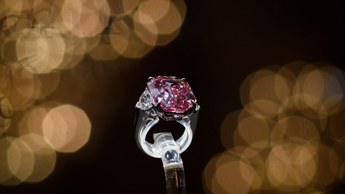 Wisior ozdobiony diamentami i wielką perłą, należący niegdyś do królowej Francji Marii Antoniny, został sprzedany w środę na aukcji w Genewie za ponad 36 mln dol. - To rekordowa suma uzyskana za pojedynczą perłę - poinformował organizator aukcji, dom Sotheby's.