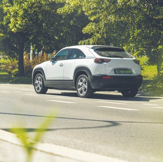 Rząd promuje elektryki, problem SUV-ów zostaje