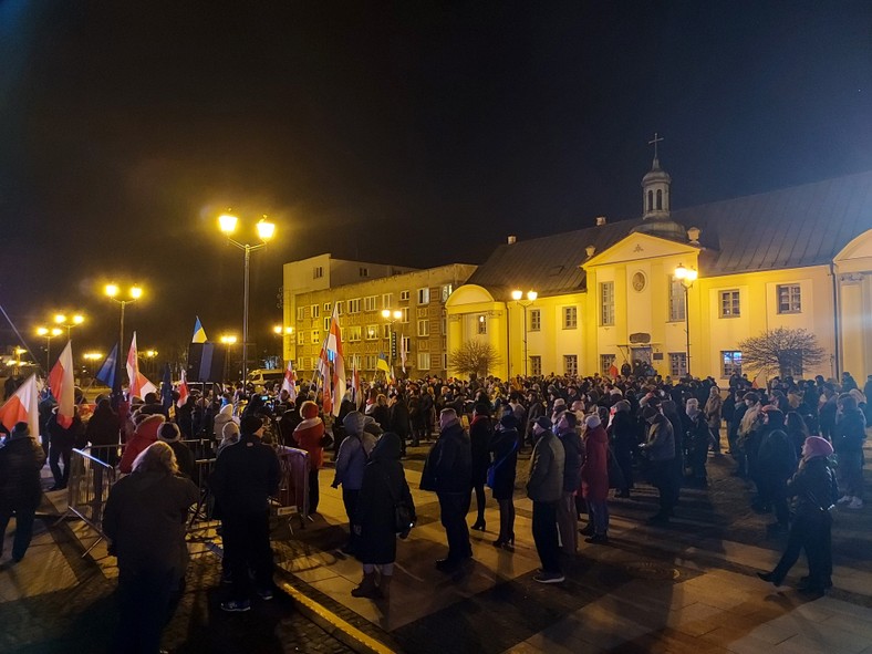 Białystok solidarny z Ukrainą. Wiec solidarności w centrum miasta, w którym uczestniczyło kilkaset osób