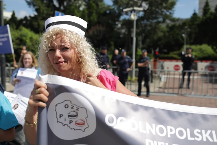 Pielęgniarki protestują przed Sejmem. "Patrzymy posłom na ręce"