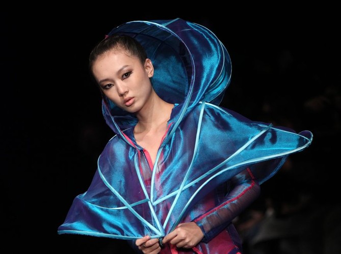 Propozycje projektantów z Chin na Chińskim Tygodniu Mody