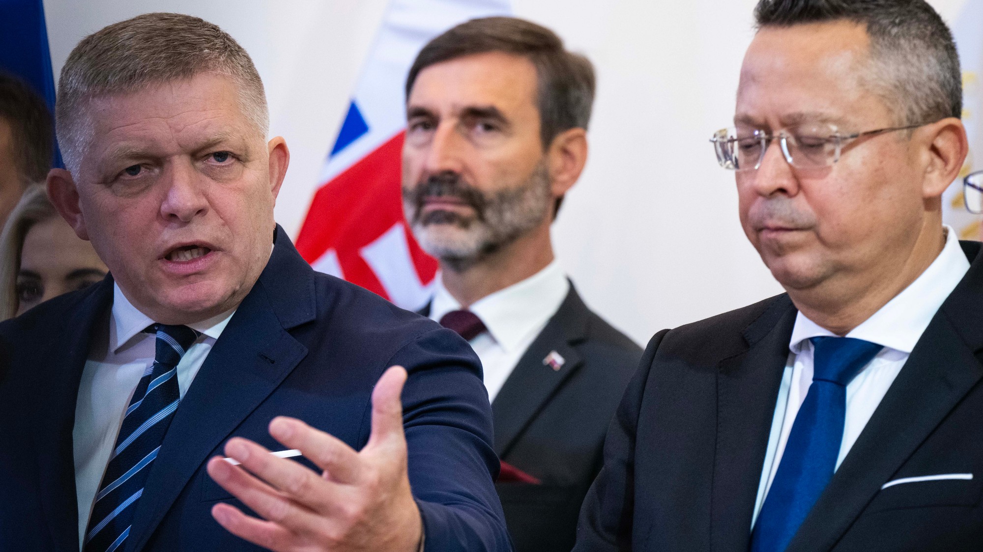 Zľava predseda vlády SR Robert Fico, minister Juraj Blanár a minister Ladislav Kamenický.