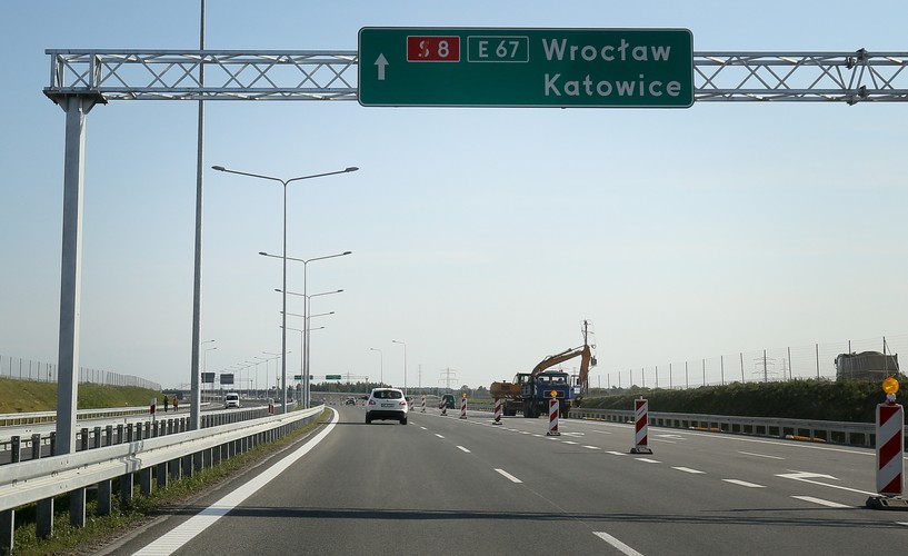 Do końca roku przebudowana zostanie także droga krajowa nr 7 od  węzła Warszawa Janki do skrzyżowania z drogą wojewódzką nr 721 w m. Sękocin Las. Stan zaawansowania robót budowlanych na tym odcinku osiągnął ok. 70 proc.
<br>
Strabag SE jest europejskim koncernem budowlanym, liderem w zakresie wdrażania innowacyjnych technologii z silnym kapitałem własnym. Działalność obejmuje pełen zakres usług budowlanych. Grupa Strabag działa w Polsce od 1985 roku. Przy zatrudnieniu ok. 5 tys. pracowników, roczne obroty Grupy wynoszą blisko 800 mln euro. <br><br>.fot. (mr) PAP/Paweł Supernak