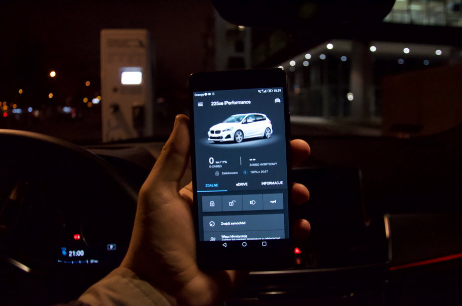 Aplikacja BMW Connected Drive pozwala m.in. śledzić stan ładowania, będąc z dala od samochodu. Zawiera też wskazówki dotyczące eko jazdy