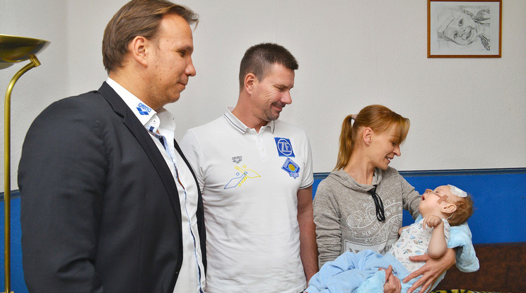 A múlt héten még Bárány 
Attila (balra) klubelnök és 
Biros Péter olimpiai bajnok is reménykedett abban, 
hogy a kisfiú felépülhet /Fotó:  Sulyok Erika