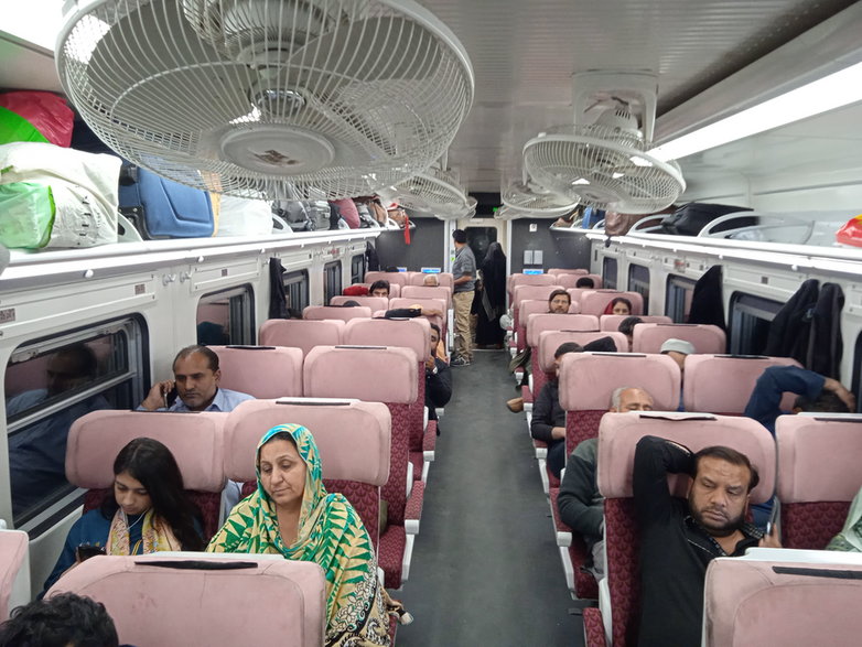 Parlour Car - wagon 1 klasy z fotelami wypoczynkowymi Podróż w takich warunkach zbliża koleje Paklistańskie do standardów europejskich