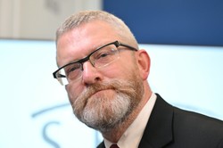 Grzegorz Braun podeptał wystawę LGBT. Szymon Hołownia zakazuje mu wstępu do Sejmu