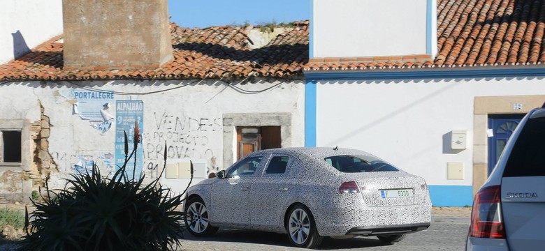 Nowa skoda superb już jeździ! Mamy pierwsze zdjęcia nowej limuzyny z Czech