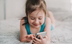 Pierwszy smartfon – im później, tym lepiej dla samopoczucia w dorosłości