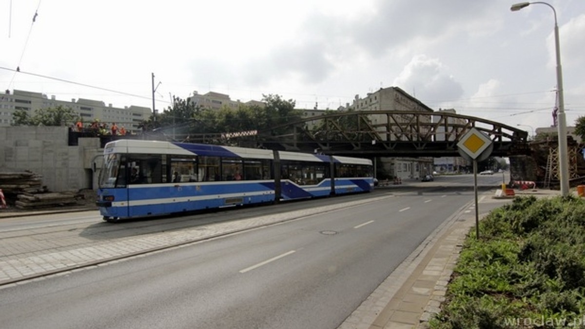 W związku z demontażem wiaduktu przy ul. Grabiszyńskiej od 15 września czekają nas zmiany w komunikacji miejskiej. Trasę zmieni aż pięć linii tramwajowych.