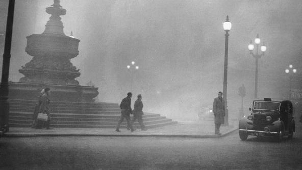 Autobusy i karetki przestały jeździć, kina i teatry pozamykano, a przechodnie na ulicach nie widzieli własnych stóp. Dla kilkunastu tysięcy mieszkańców oddychanie trującymi oparami okazało się zabójcze. 60 lat temu Londyn dosłownie zadławił się Wielkim Smogiem.
