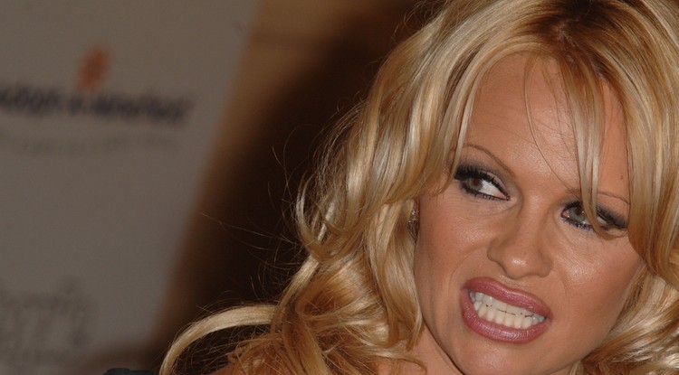 Pamela Anderson a 90-es évek óta nem volt ilyen dögös