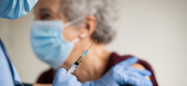 Czwarta dawka szczepionki przeciw COVID-19 znacząco zwiększa odporność seniorów