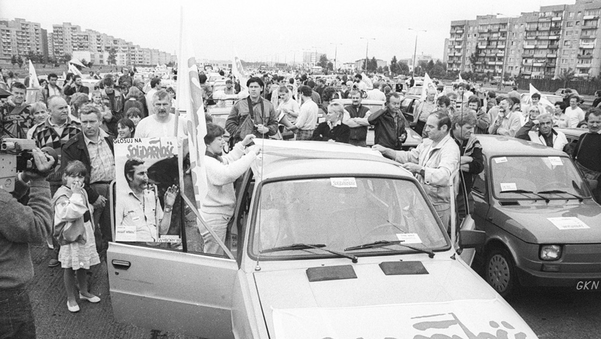 Każdy ma swój koniec komunizmu. Symbolicznym końcem były wybory 4 czerwca 1989 roku, choć wojska sowieckie wciąż stacjonowały w naszym kraju, a Polska Zjednoczona Partia Robotnicza nadal stanowiła siłę, z którą trzeba było się liczyć. Czerwcowe wybory jednak na zawsze zmieniły polską rzeczywistość. Tamten czas, ale też ówczesną kampanię i powyborczą sytuację, wspominają w rozmowie z Onetem ówcześni działacze "Solidarności", obecni politycy, ale też fotoreporterzy, poeci i filmowcy.