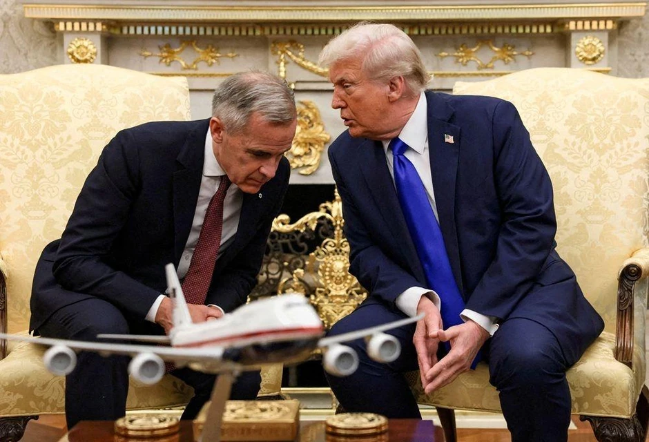 Majk Karni i Tramp u Beloj kući u oktobru 2025. | Foto: REUTERS/Evelyn Hockstein/File Photo