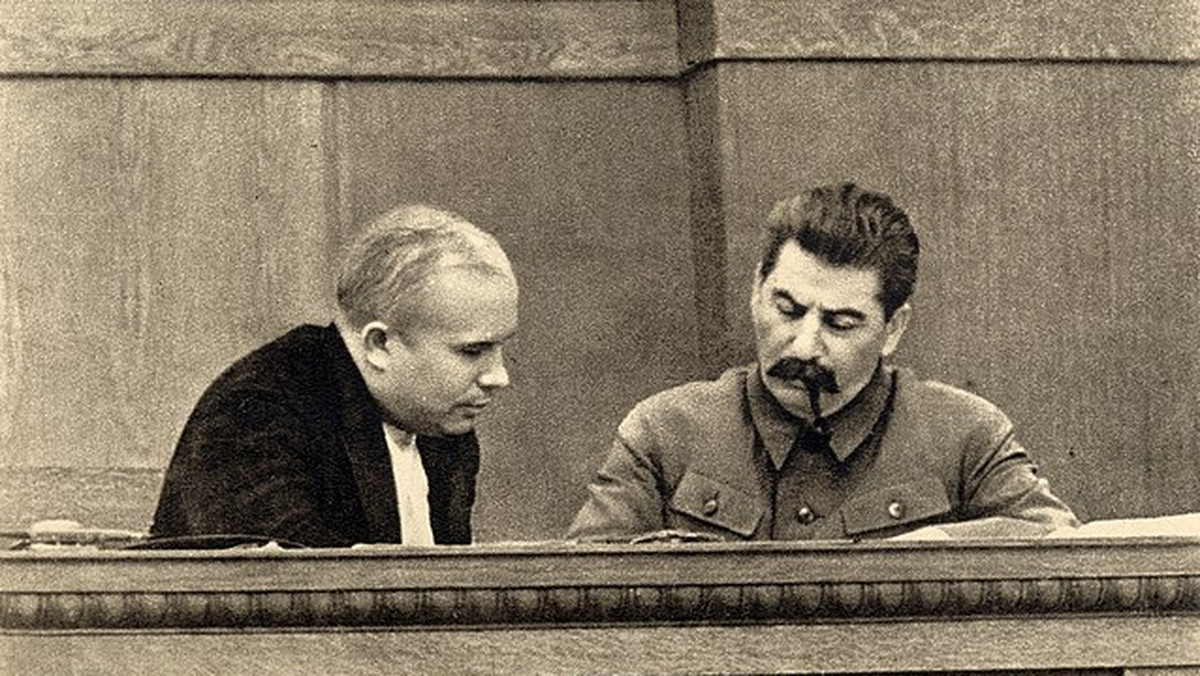 Gdy Nikita Siergiejewicz Chruszczow, I sekretarz Komitetu Centralnego partii radzieckiej, wygłaszał przez ponad cztery godziny podczas nocnego zamkniętego posiedzenia XX Zjazdu KPZR swój referat o zbrodniach Stalina, kilku delegatów zemdlało. To była rewolucja, przez niektórych porównywana do Wielkiej Październikowej.
