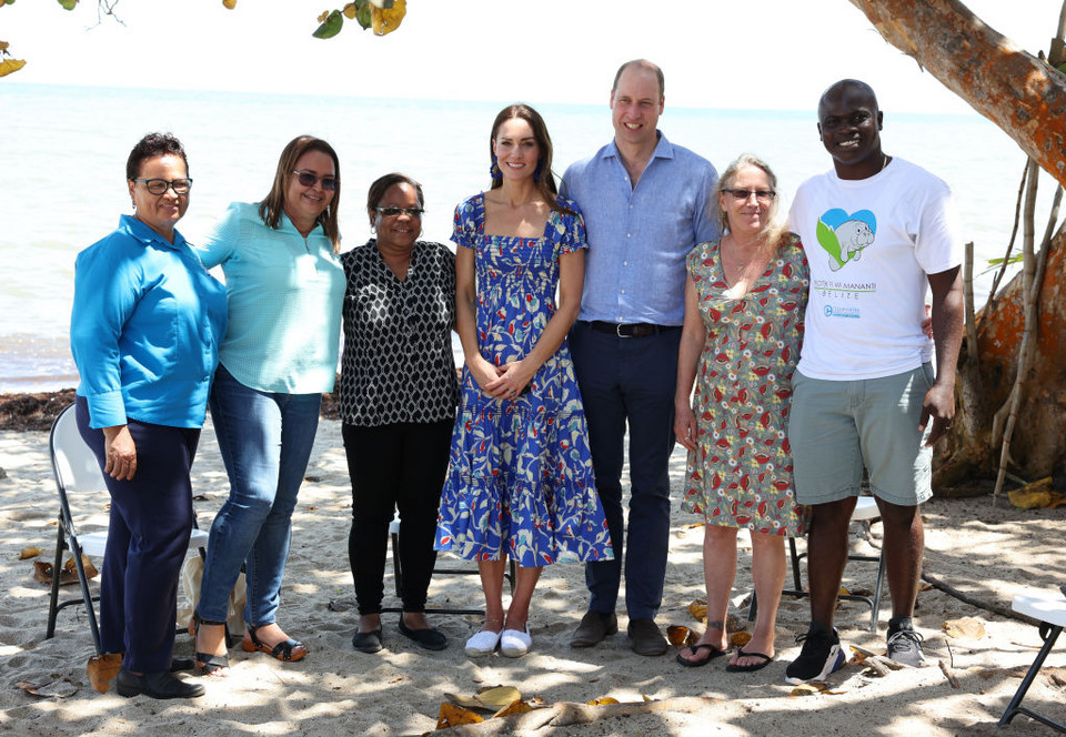 Kate Middleton i książę William z wizytą w Belize. Zakończyła się pierwsza część Royal Tour (tutaj na zdjęciu z grupą zajmującą się ochroną środowiska morskiego)