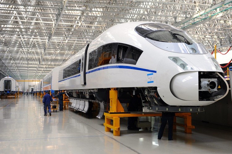 Lokalny konkurent, China CNR Corporation skonstruował, we współpracy z niemieckim Siemensem, między innymi pociąg CRH380 w wersji B. Prędkość podróżna tego wariantu wynosi 380 km/h (236 mph).<br><b>Na zdjęciu: </b>Skład pociągu typu CRH-380B w trakcie montażu w hali China CNR Corporation <br><br> fot. EPA / PETER Trebitsch DOSTAWCA: PAP / EPA.