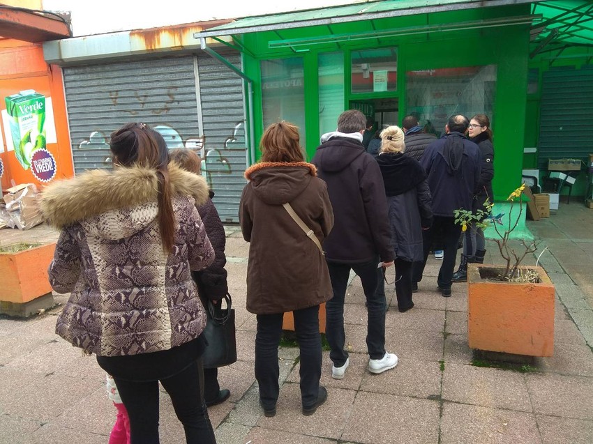 Red ispred ribarnice na Konjarniku