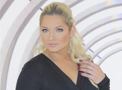 Joanna Liszowska na stacji benzynowej. Ależ ona zna się na autach!