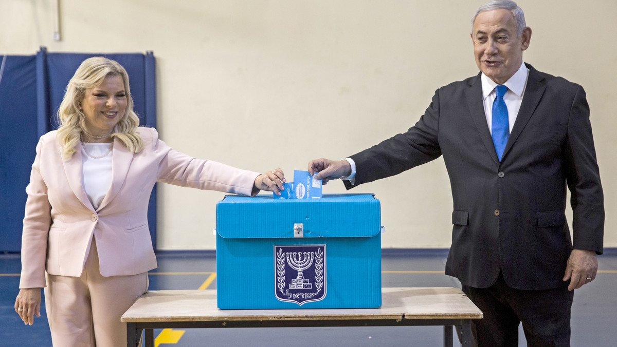 Prognozowane wyniki wtorkowych wyborów parlamentarnych w Izraelu wskazują na nieznaczną przewagę bloku Niebiesko-Białych, który zdobył od 32 do 34 mandatów, nad Likudem premiera Benjamina Netanjahu, który może liczyć na 31 do 33 miejsc w 120-osobowym Knesecie.