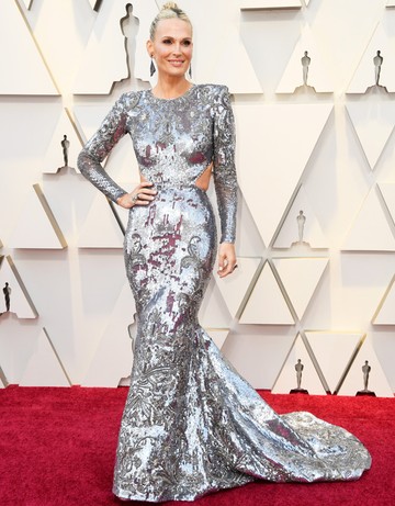 A sztárvilág imádja Zuhair Murad ruháit, Molly Sims celofánruhája is tőle van, nem lenne rossz, de ezzel az antikolt hatással olyan, mintha a színésznő ruhája pillanatról pillantra foszlana le. Nekünk az jutott eszünkbe, hogy bár rá volt írva, hogy mosógépben nem tisztítható, de azért Molly kipróbálta hátha 30 fokon nem lesz baja, de lett...